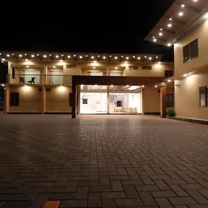 3* Hotel Treebo Grand Vistara Airport